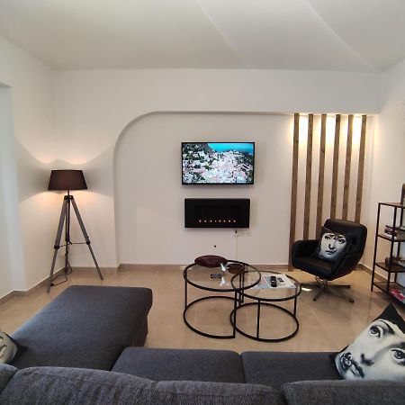 Grey Swan - Modern & Stylish Apartment With Private Parking Golos Dış mekan fotoğraf